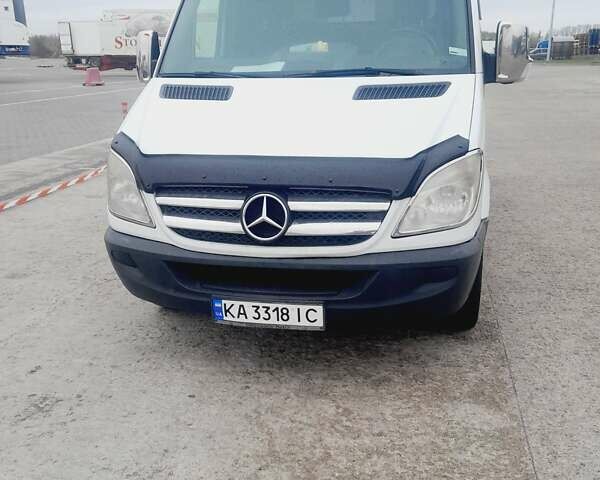 Белый Мерседес Sprinter, объемом двигателя 2.1 л и пробегом 230 тыс. км за 12000 $, фото 1 на Automoto.ua