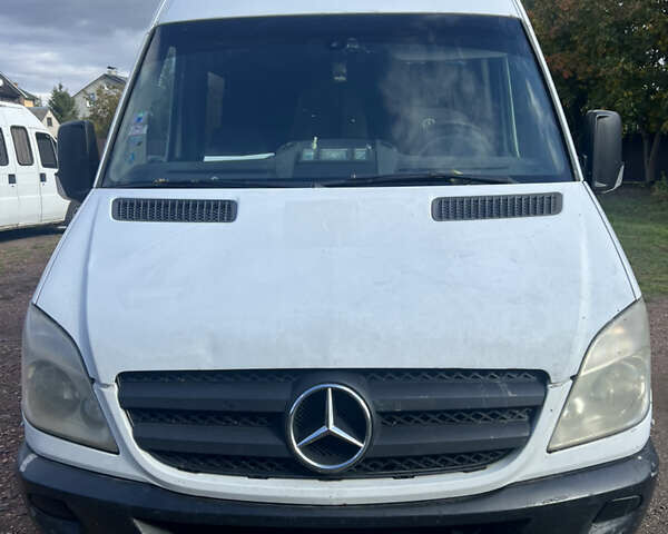 Белый Мерседес Sprinter, объемом двигателя 2.99 л и пробегом 670 тыс. км за 10000 $, фото 1 на Automoto.ua