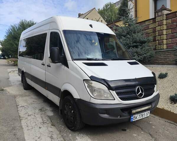 Белый Мерседес Sprinter, объемом двигателя 2.15 л и пробегом 580 тыс. км за 13500 $, фото 1 на Automoto.ua