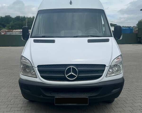 Белый Мерседес Sprinter, объемом двигателя 2.14 л и пробегом 500 тыс. км за 12000 $, фото 1 на Automoto.ua