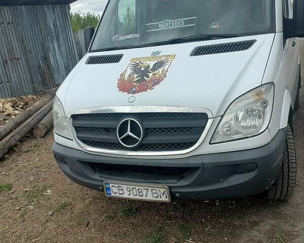 Белый Мерседес Sprinter, объемом двигателя 2.2 л и пробегом 435 тыс. км за 10000 $, фото 1 на Automoto.ua
