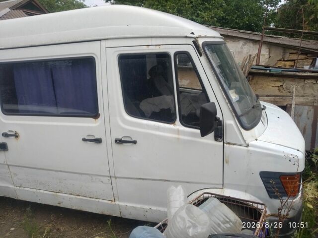 Білий Мерседес Sprinter, об'ємом двигуна 2.3 л та пробігом 300 тис. км за 1702 $, фото 1 на Automoto.ua