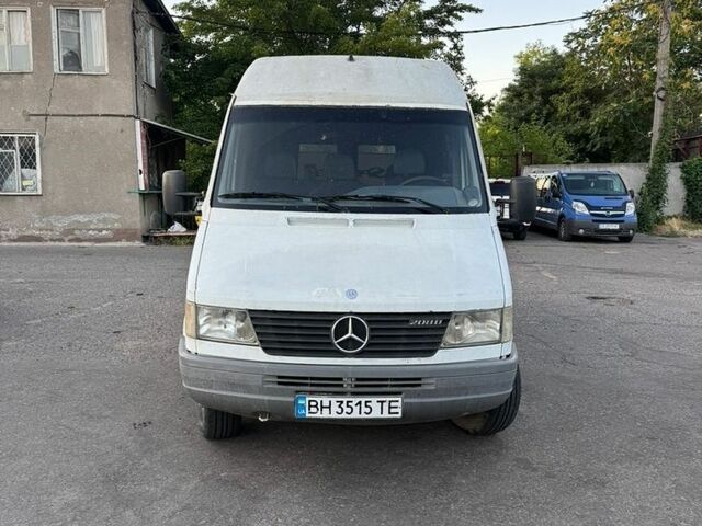 Белый Мерседес Sprinter, объемом двигателя 2.3 л и пробегом 418 тыс. км за 5000 $, фото 1 на Automoto.ua