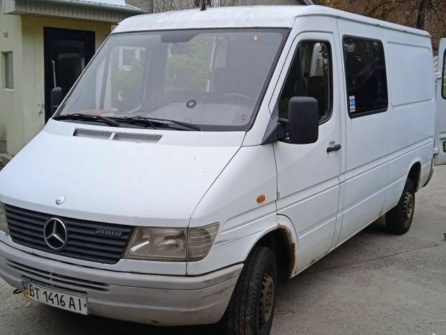 Белый Мерседес Sprinter, объемом двигателя 2.3 л и пробегом 450 тыс. км за 3600 $, фото 1 на Automoto.ua