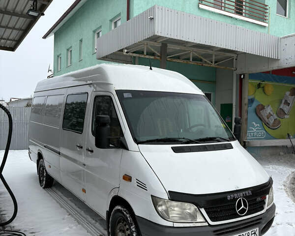 Белый Мерседес Sprinter, объемом двигателя 2.7 л и пробегом 300 тыс. км за 11000 $, фото 1 на Automoto.ua