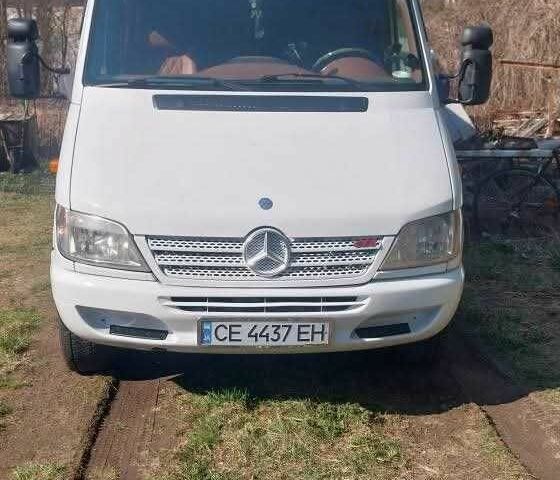 Белый Мерседес Sprinter, объемом двигателя 2.7 л и пробегом 400 тыс. км за 10000 $, фото 1 на Automoto.ua