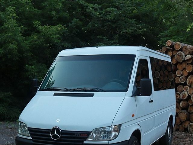 Белый Мерседес Sprinter, объемом двигателя 2.2 л и пробегом 400 тыс. км за 8800 $, фото 1 на Automoto.ua