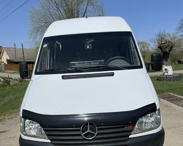 Белый Мерседес Sprinter, объемом двигателя 2.2 л и пробегом 575 тыс. км за 6600 $, фото 1 на Automoto.ua