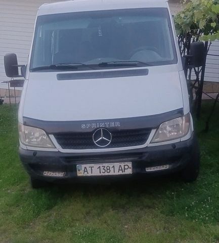 Белый Мерседес Sprinter, объемом двигателя 2.2 л и пробегом 300 тыс. км за 7500 $, фото 1 на Automoto.ua