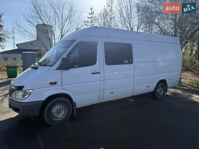 Белый Мерседес Sprinter, объемом двигателя 2.7 л и пробегом 400 тыс. км за 6800 $, фото 1 на Automoto.ua