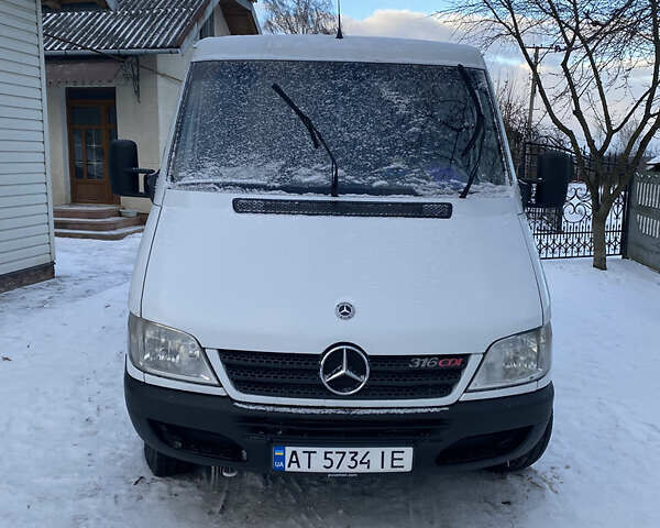 Білий Мерседес Sprinter, об'ємом двигуна 2.7 л та пробігом 750 тис. км за 7400 $, фото 1 на Automoto.ua