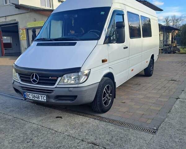 Белый Мерседес Sprinter, объемом двигателя 2.69 л и пробегом 640 тыс. км за 12400 $, фото 1 на Automoto.ua
