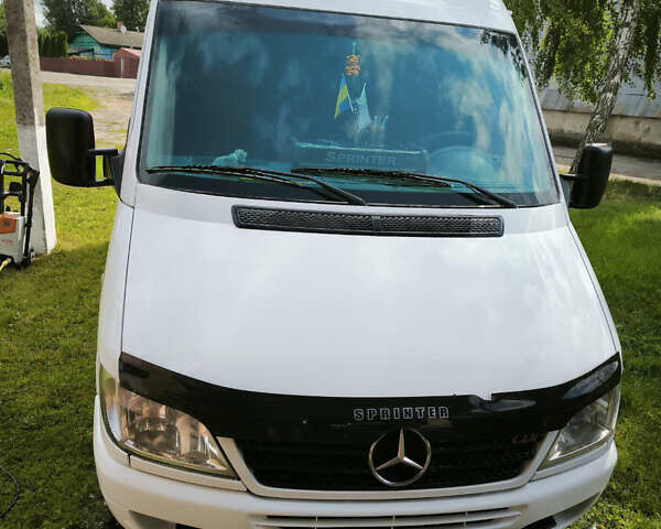 Белый Мерседес Sprinter, объемом двигателя 2.69 л и пробегом 999 тыс. км за 5000 $, фото 1 на Automoto.ua