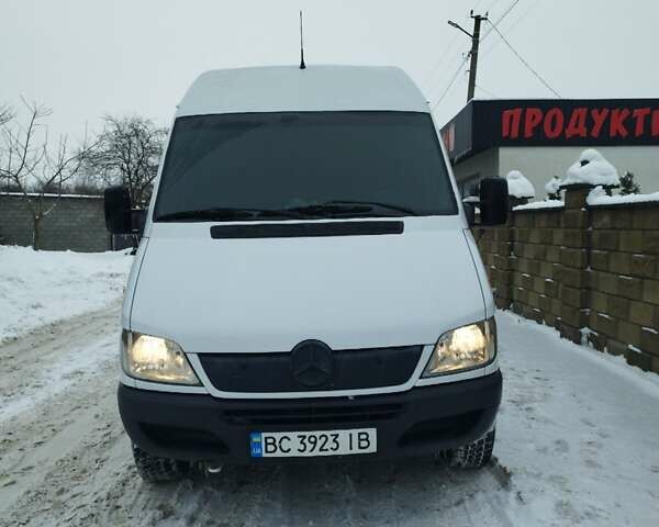 Белый Мерседес Sprinter, объемом двигателя 2.69 л и пробегом 400 тыс. км за 20000 $, фото 1 на Automoto.ua