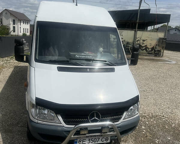 Белый Мерседес Sprinter, объемом двигателя 2.69 л и пробегом 500 тыс. км за 10500 $, фото 1 на Automoto.ua