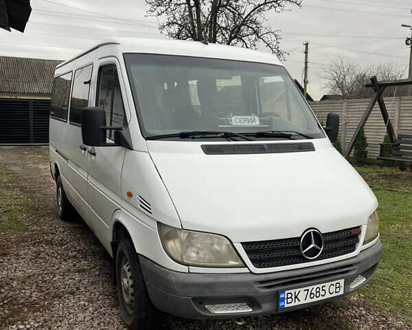 Білий Мерседес Sprinter, об'ємом двигуна 2.2 л та пробігом 400 тис. км за 8000 $, фото 1 на Automoto.ua
