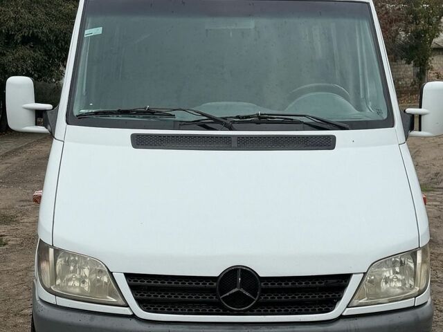 Белый Мерседес Sprinter, объемом двигателя 2.2 л и пробегом 535 тыс. км за 10000 $, фото 1 на Automoto.ua