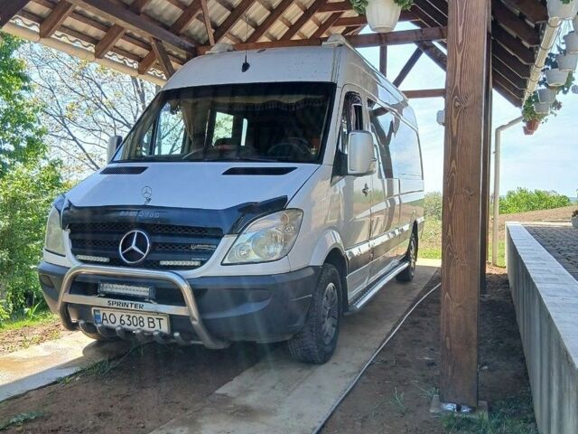 Белый Мерседес Sprinter, объемом двигателя 3 л и пробегом 720 тыс. км за 14800 $, фото 1 на Automoto.ua