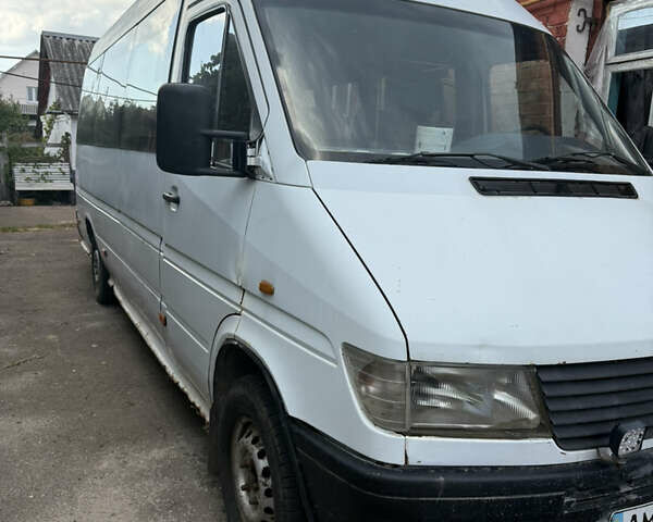 Белый Мерседес Sprinter, объемом двигателя 2.3 л и пробегом 300 тыс. км за 3600 $, фото 1 на Automoto.ua