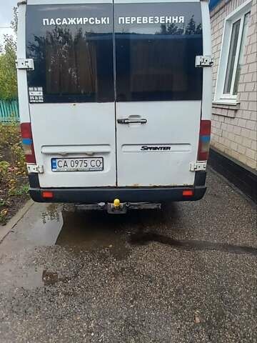 Белый Мерседес Sprinter, объемом двигателя 2.15 л и пробегом 200 тыс. км за 5000 $, фото 1 на Automoto.ua