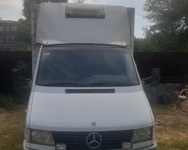 Белый Мерседес Sprinter, объемом двигателя 2.5 л и пробегом 500 тыс. км за 3500 $, фото 1 на Automoto.ua