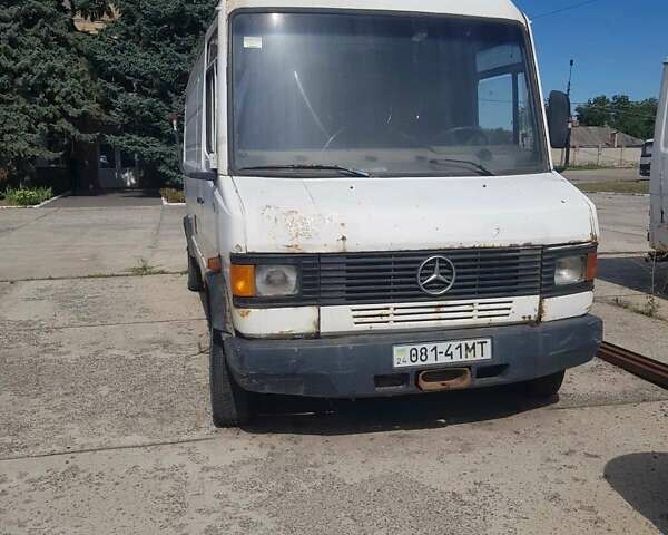 Белый Мерседес Sprinter, объемом двигателя 4.25 л и пробегом 500 тыс. км за 4350 $, фото 1 на Automoto.ua
