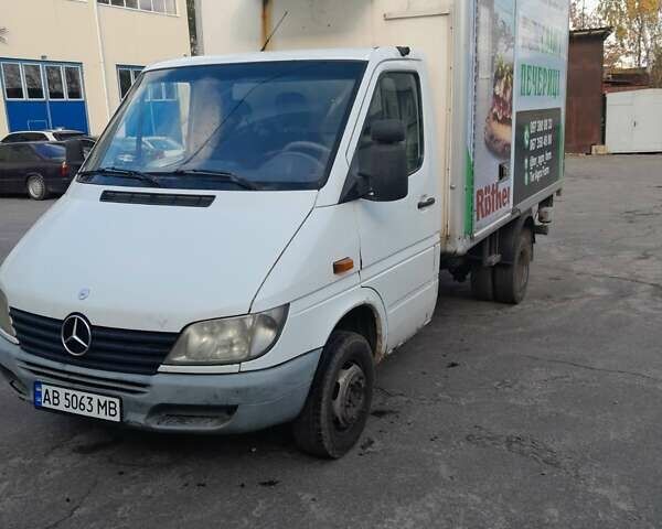 Белый Мерседес Sprinter, объемом двигателя 2.7 л и пробегом 400 тыс. км за 12499 $, фото 1 на Automoto.ua