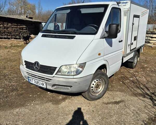 Белый Мерседес Sprinter, объемом двигателя 2.2 л и пробегом 172 тыс. км за 11800 $, фото 1 на Automoto.ua