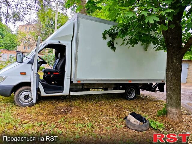 Белый Мерседес Sprinter, объемом двигателя 2.2 л и пробегом 415 тыс. км за 13000 $, фото 1 на Automoto.ua