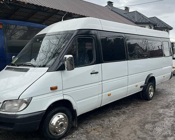 Белый Мерседес Sprinter, объемом двигателя 2.2 л и пробегом 500 тыс. км за 10000 $, фото 1 на Automoto.ua