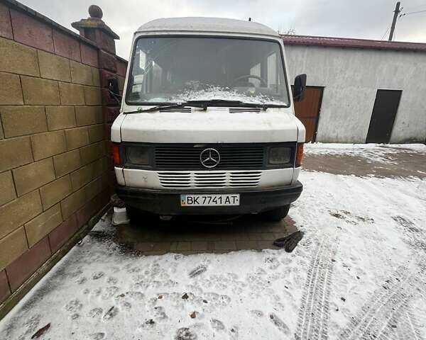 Белый Мерседес Sprinter, объемом двигателя 2.3 л и пробегом 50 тыс. км за 3000 $, фото 1 на Automoto.ua