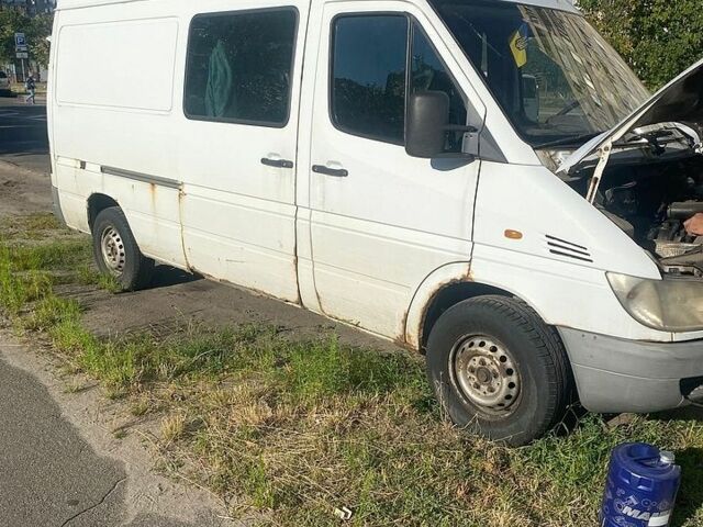 Белый Мерседес Sprinter, объемом двигателя 2.2 л и пробегом 540 тыс. км за 3500 $, фото 1 на Automoto.ua
