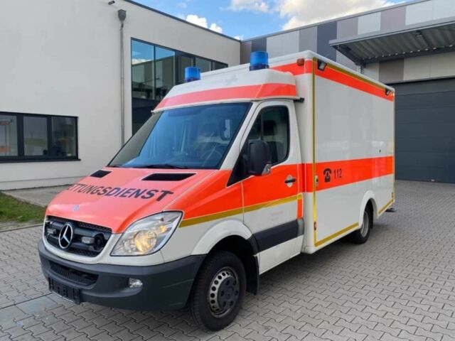 Белый Мерседес Sprinter, объемом двигателя 2.2 л и пробегом 332 тыс. км за 28358 $, фото 1 на Automoto.ua