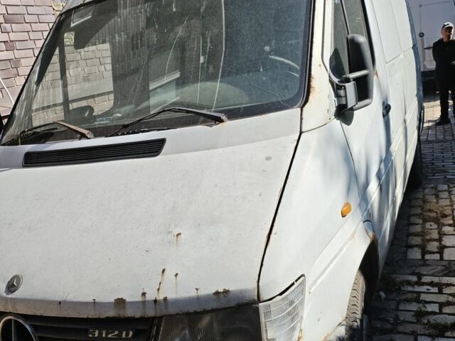 Белый Мерседес Sprinter, объемом двигателя 0 л и пробегом 500 тыс. км за 3000 $, фото 1 на Automoto.ua