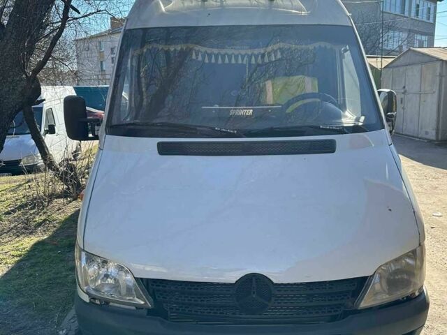 Белый Мерседес Sprinter, объемом двигателя 0 л и пробегом 300 тыс. км за 7350 $, фото 1 на Automoto.ua