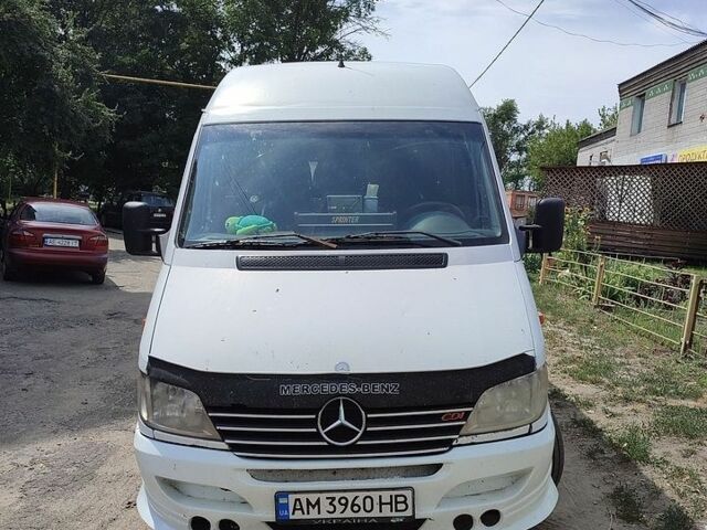 Белый Мерседес Sprinter, объемом двигателя 2.3 л и пробегом 500 тыс. км за 7000 $, фото 1 на Automoto.ua