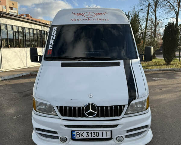 Белый Мерседес Sprinter, объемом двигателя 2.2 л и пробегом 467 тыс. км за 10300 $, фото 1 на Automoto.ua