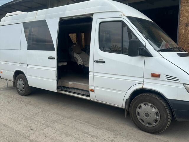 Белый Мерседес Sprinter, объемом двигателя 2.2 л и пробегом 200 тыс. км за 7200 $, фото 1 на Automoto.ua