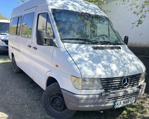 Белый Мерседес Sprinter, объемом двигателя 2.3 л и пробегом 312 тыс. км за 5100 $, фото 1 на Automoto.ua