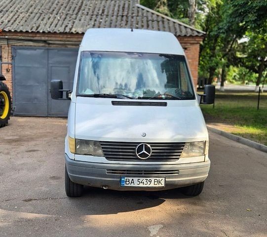 Белый Мерседес Sprinter, объемом двигателя 2.87 л и пробегом 500 тыс. км за 3200 $, фото 1 на Automoto.ua