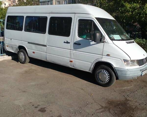 Белый Мерседес Sprinter, объемом двигателя 2.3 л и пробегом 450 тыс. км за 3999 $, фото 1 на Automoto.ua
