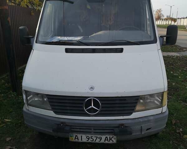 Белый Мерседес Sprinter, объемом двигателя 0 л и пробегом 560 тыс. км за 5000 $, фото 1 на Automoto.ua