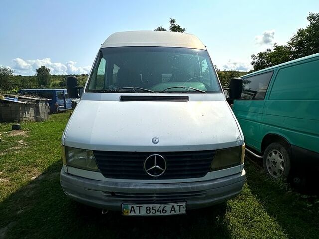 Белый Мерседес Sprinter, объемом двигателя 2.3 л и пробегом 350 тыс. км за 4000 $, фото 1 на Automoto.ua