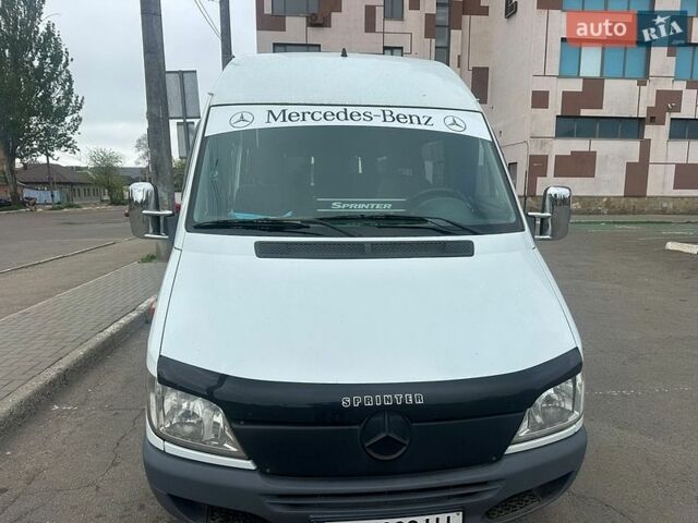 Белый Мерседес Sprinter, объемом двигателя 2.15 л и пробегом 300 тыс. км за 4000 $, фото 1 на Automoto.ua
