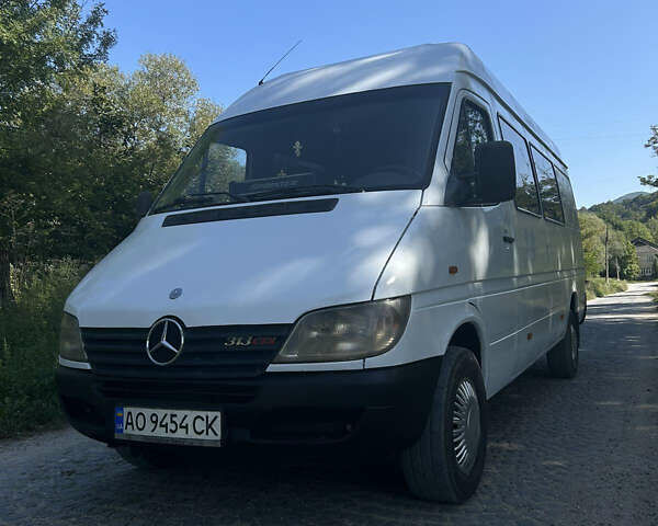 Белый Мерседес Sprinter, объемом двигателя 2.1 л и пробегом 300 тыс. км за 7300 $, фото 1 на Automoto.ua