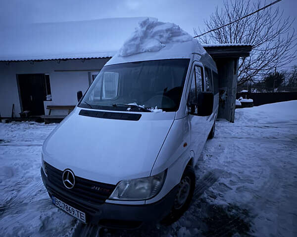 Белый Мерседес Sprinter, объемом двигателя 2.15 л и пробегом 400 тыс. км за 8400 $, фото 1 на Automoto.ua