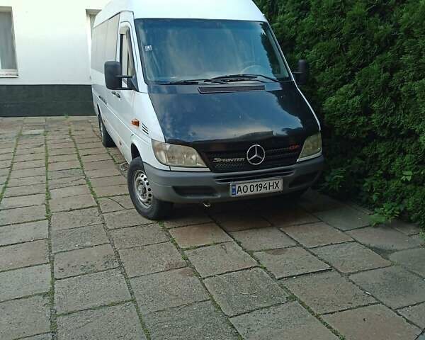 Белый Мерседес Sprinter, объемом двигателя 2.69 л и пробегом 820 тыс. км за 8500 $, фото 1 на Automoto.ua