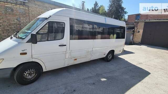 Белый Мерседес Sprinter, объемом двигателя 2.2 л и пробегом 300 тыс. км за 4800 $, фото 1 на Automoto.ua