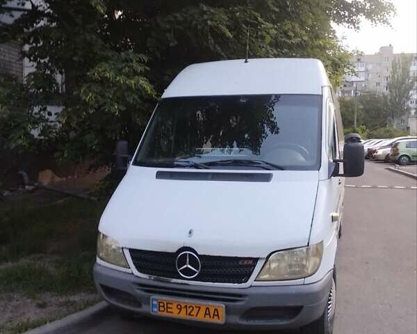 Белый Мерседес Sprinter, объемом двигателя 2.2 л и пробегом 300 тыс. км за 4000 $, фото 1 на Automoto.ua