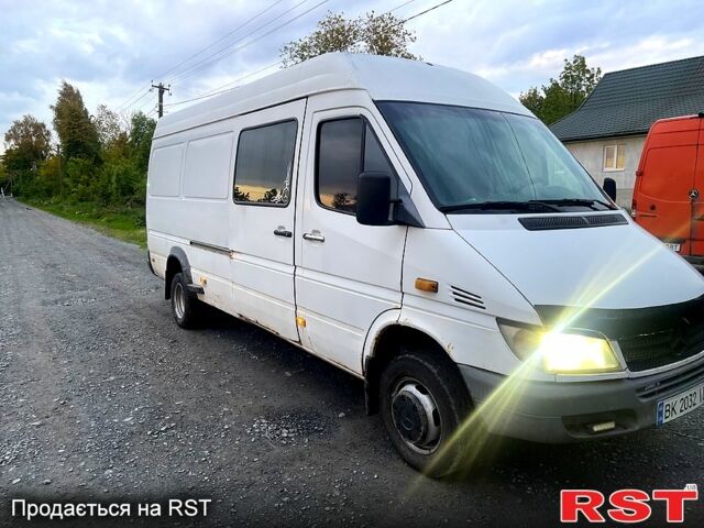 Белый Мерседес Sprinter, объемом двигателя 2.7 л и пробегом 300 тыс. км за 10600 $, фото 1 на Automoto.ua
